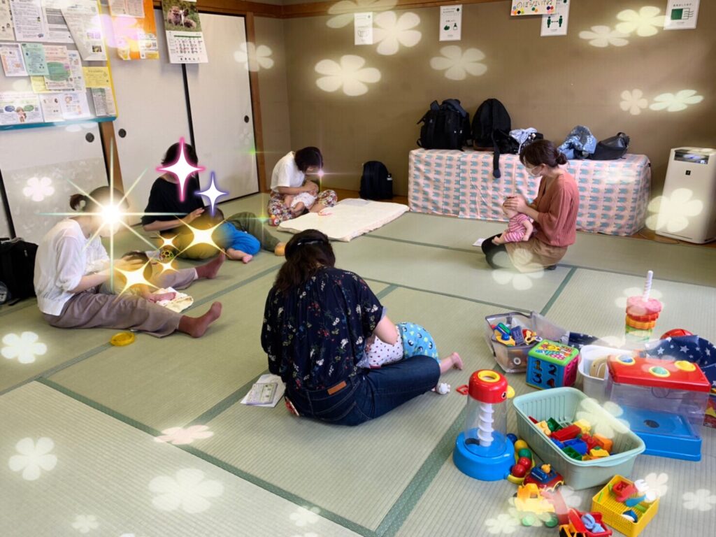 抱っこのままベビーマッサージをする親子