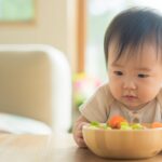 離乳食を食べている乳児