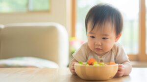離乳食を食べている乳児