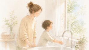 明るい窓辺の洗面台で、手を洗う子どもを親が見守っている水彩画