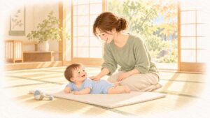 服を着たまま、うつぶせで遊ぶ赤ちゃんの背中に手のひらを当てるお母さん