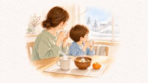 冬の朝の食卓に、湯気の立つ白湯のマグカップと具だくさんのお味噌汁。母と子が並んで温かい飲みものを飲んでいる水彩のイラスト