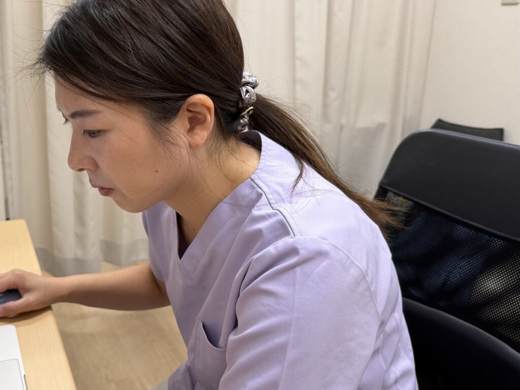 教材づくりに取り組むちあき
