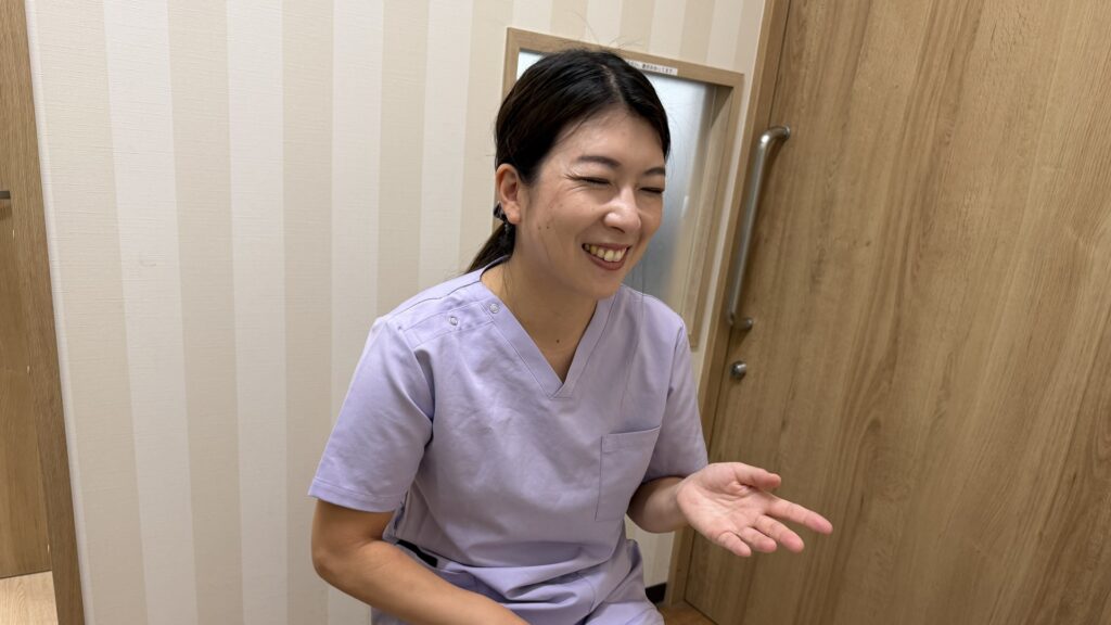 栄養カウンセラーのちあきが、笑顔で手を差し出しながら話している相談の場面