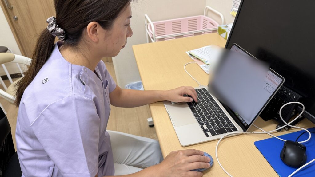 机でパソコンに向かい、教材や資料をつくる栄養カウンセラーのちあき