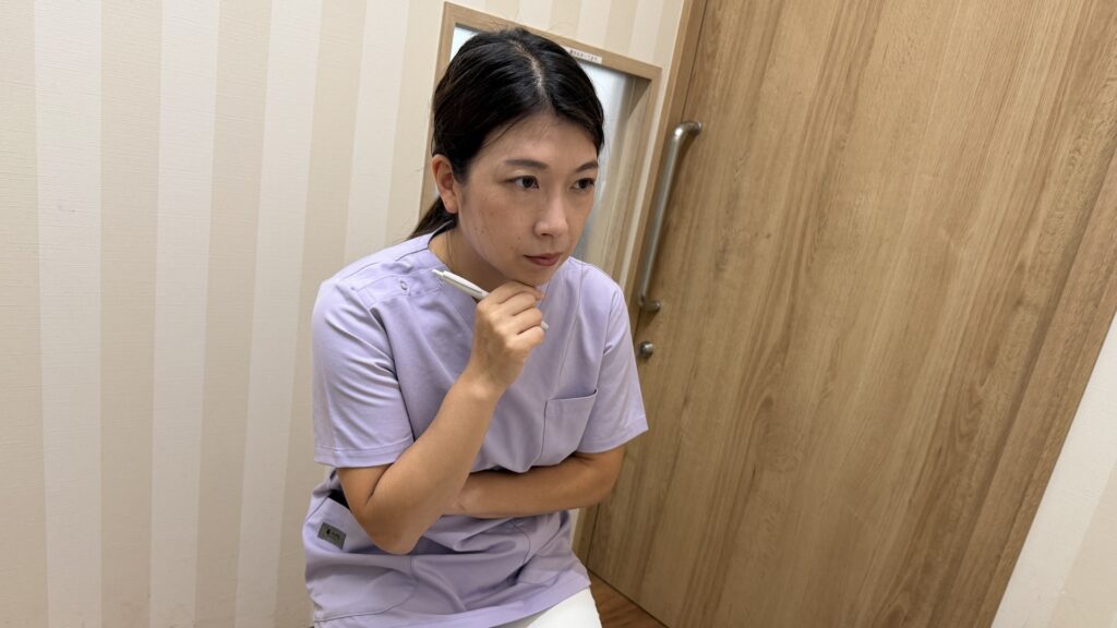 ペンを手に、相手の話を聞きながら考える栄養カウンセラーのちあき